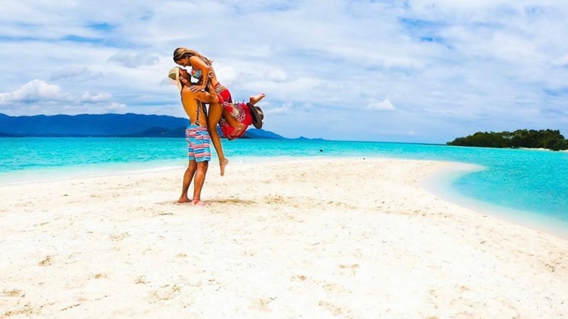 solo travel couple on the beach